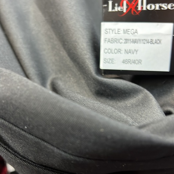 I’m selling a velvet suit complete with pans. - Picture 4 of 4